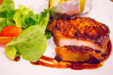 Izgara tavuk biftek fırında patates ile plaka üzerinde ve sebze, geleneksel mutfağı. Izgara mutfak.