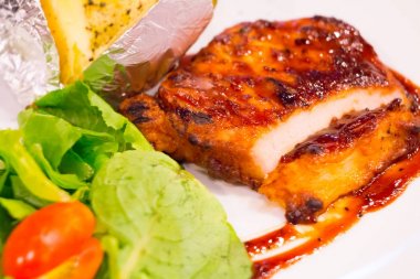 Izgara tavuk biftek fırında patates ile plaka üzerinde ve sebze, geleneksel mutfağı. Izgara mutfak.