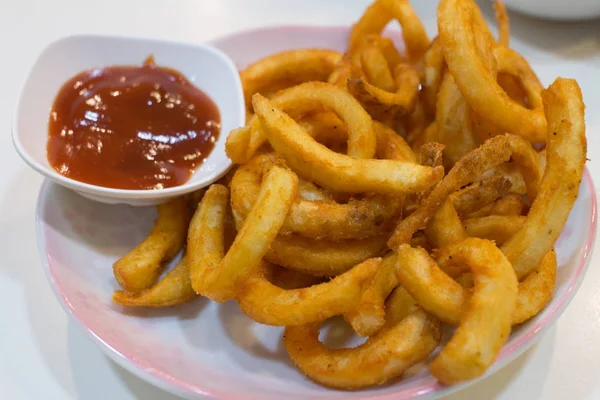 Hemmagjord snabbmat portion pommes frites med tomatsås — Stockfoto