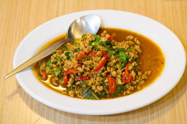 Kıyılmış domuz eti ve fesleğen beyaz plaka (Ka Prao Mo ile tavada kızartılmış