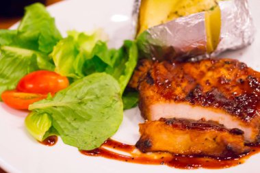 Izgara tavuk biftek fırında patates ile plaka üzerinde ve sebze, geleneksel mutfağı. Izgara mutfak.