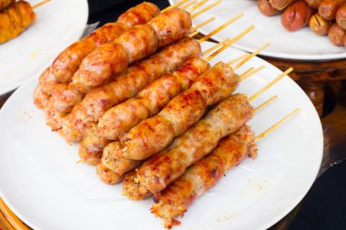 Sokak gıda, sosis çubuk, Tayland sokak mar üzerinde Pazar