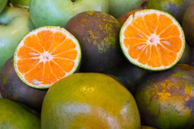 Orange, orange Tay pazarında yarısı kadar kapalı