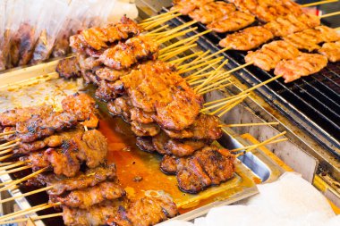 alev ile ızgara domuz eti. / Sokak gıda Tayland. / Tay 