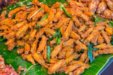 Derin kızarmış tavuk kanatları. Buffalo tavuk kanatları. Baharatlı gıda ve 