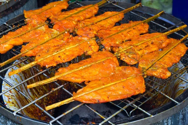 Izgara tavukları ile bambu takılı.