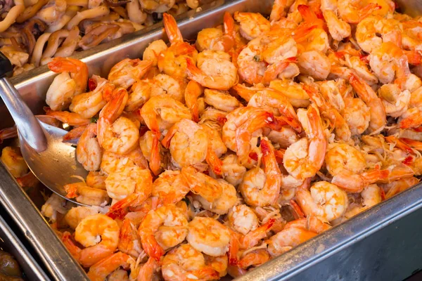 Group of delicious streaming jumbo shrimps prawn in Thai street — Stock Photo, Image