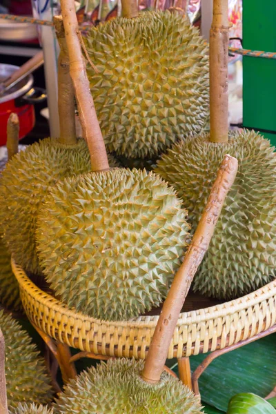 Król Durian owoców sprzedaży w rynku, Tajlandia owoców — Zdjęcie stockowe