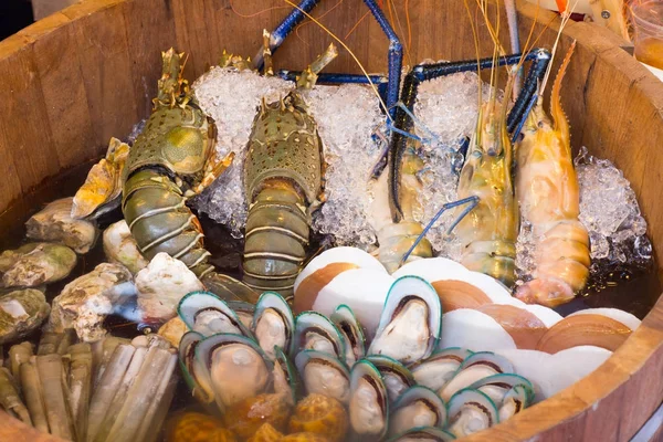 Fresh seafood, Lobster ,Shrimp,Shellfish,Oyster on ice in wooden — Stock Photo, Image