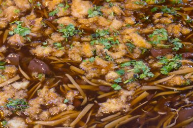 Balık maw ile kırmızı gravy sosu piyasa büyük tavada kızarmış