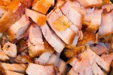 Muz Yaprak üzerinde Tayland kızarmış gevrek domuz eti kadar kapatın