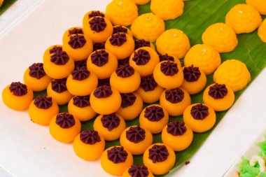 Jamongkut esas olarak y yapılan taç benzeri sarı pasta bir türüdür