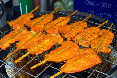 Izgara tavukları ile bambu takılı.