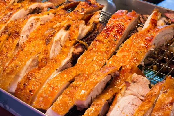 De cerca cerdo crujiente asado tailandés en hoja de plátano — Foto de Stock