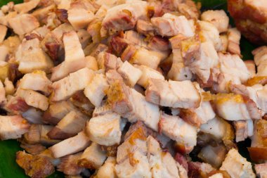 Muz Yaprak üzerinde Tayland kızarmış gevrek domuz eti kadar kapatın