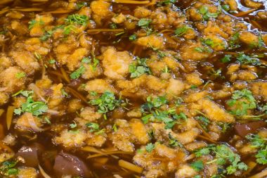 Balık maw ile kırmızı gravy sosu piyasa büyük tavada kızarmış