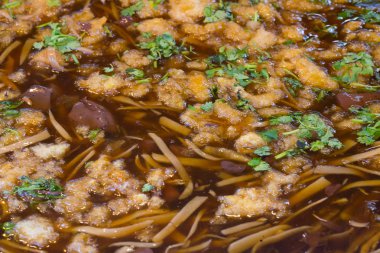 Balık maw ile kırmızı gravy sosu piyasa büyük tavada kızarmış