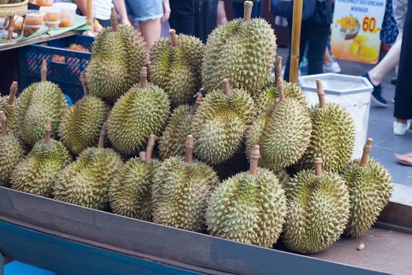 Król Durian owoców sprzedaży w rynku, Tajlandia owoców — Zdjęcie stockowe