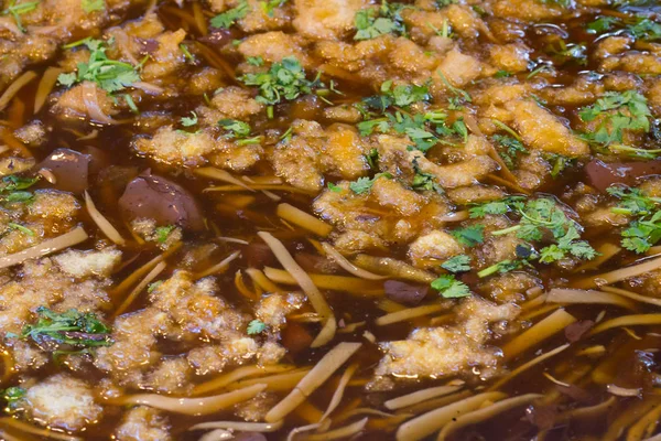 Balık maw ile kırmızı gravy sosu piyasa büyük tavada kızarmış