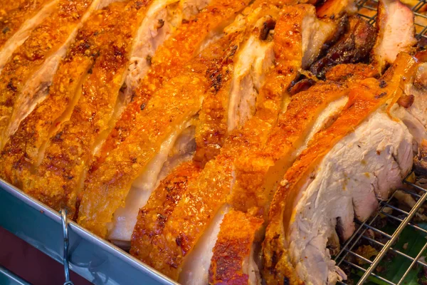 De cerca cerdo crujiente asado tailandés en hoja de plátano — Foto de Stock