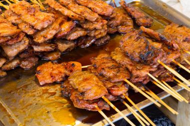 alev ile ızgara domuz eti. / Sokak gıda Tayland. / Tay 