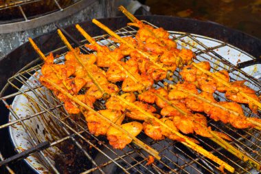 Izgara tavukları ile bambu takılı.