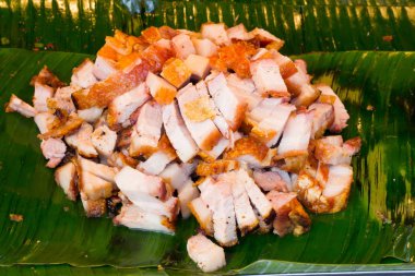 Muz Yaprak üzerinde Tayland kızarmış gevrek domuz eti kadar kapatın