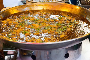 Balık maw ile kırmızı gravy sosu piyasa büyük tavada kızarmış