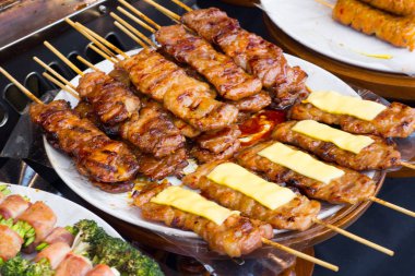 alev ile ızgara domuz eti. / Sokak gıda Tayland. / Tay 