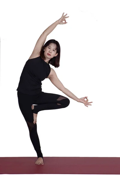 Portrét mladé asijské ženy cvičení hraje jóga izolované whi — Stock fotografie