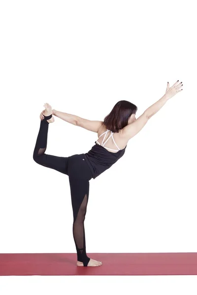 Genç Asyalı kadın egzersiz yoga izole WHI oynarken portresi — Stok fotoğraf