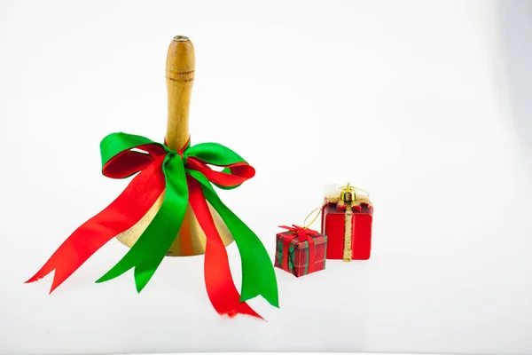 Pudełka i Bell Boże Narodzenie i nowy rok izolowanych na w — Zdjęcie stockowe