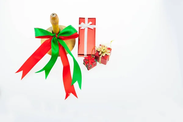 Caixas de presente e Bell dia de Natal e Ano Novo isolado em um w — Fotografia de Stock