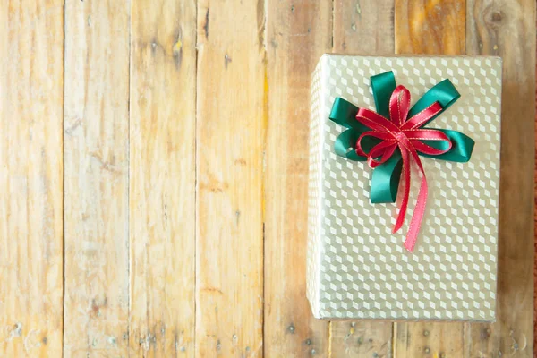 De doos van de gift van Kerstmis op houten achtergrond. Vrolijk kerstfeest en Hap — Stockfoto