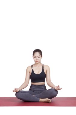 Genç Asyalı kadın egzersiz yoga izole WHI oynarken portresi
