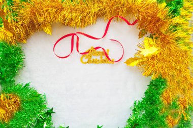 küçük kırmızı hediye kutusu ve altın neşeli Noel metin kırmızı kurdele ile