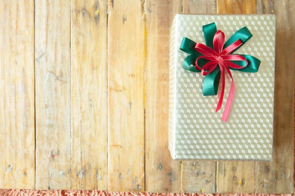 Noel hediye kutusu ahşap arka plan üzerinde. Merry Christmas ve Hap — Stok fotoğraf