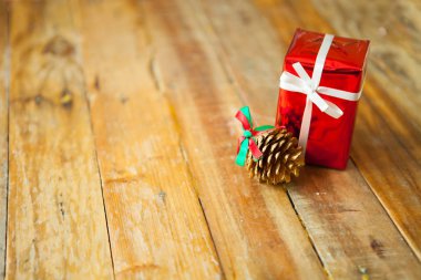 Kırmızı hediye kutusu ve beyaz şerit ve mutlu yeni yıl hediye ahşap ba