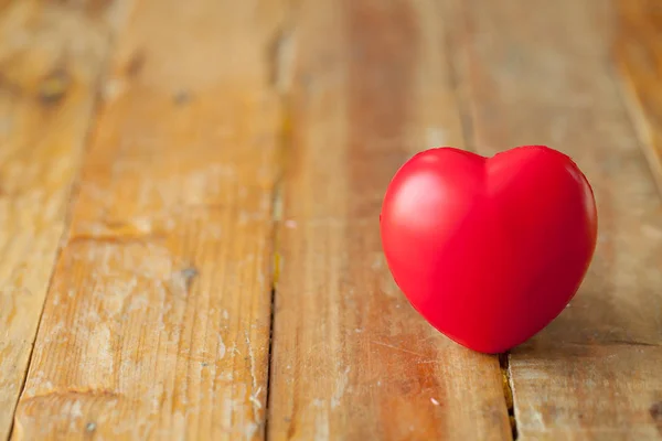 Mini corazón rojo en placa de madera con espacio de copia — Foto de Stock