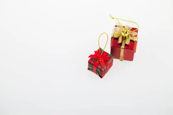 Κουτιά δώρων, ημέρα των Χριστουγέννων και της Πρωτοχρονιάς απομονώνονται σε ένα λευκό sur — Φωτογραφία Αρχείου