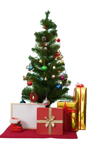 Geschmückter Weihnachtsbaum und Geschenkschachteln auf weißem Hintergrund Stockbild