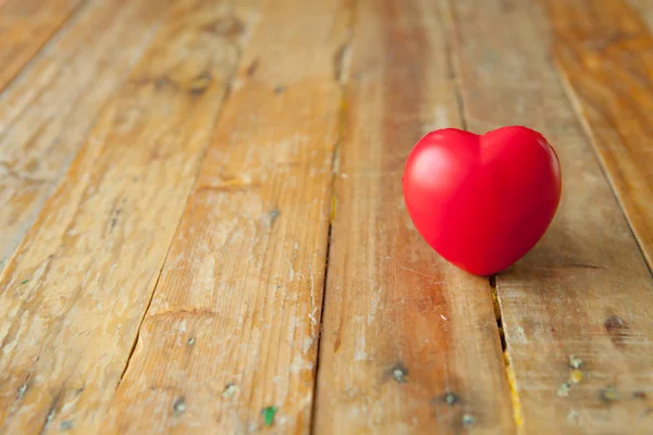 Mini corazón rojo en placa de madera con espacio de copia — Foto de Stock