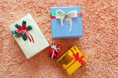 Noel süsler ve hediye kutusu Halı zemin üzerine. Neşeli Chr