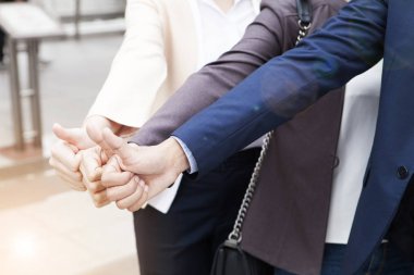 İş adamları Haritayı birlikte anlaşma işareti için ekip yumruk, 