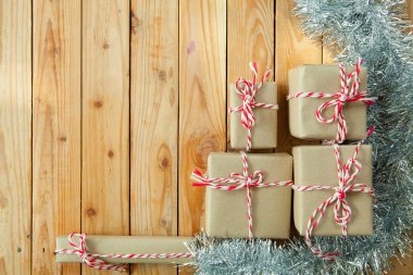 ahşap arka plan üzerinde küçük hediye kutuları