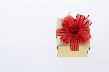 Kırmızı üzerine beyaz izole kurdele ile altın hediye kutusu