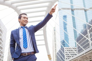 Gülümseyen ve AI 1 numara yumruk yükselterek işadamı