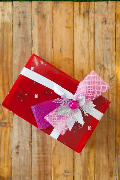 Rode luxe-geschenketui en rood lint en mini hart binnen op hout backgr — Stockfoto