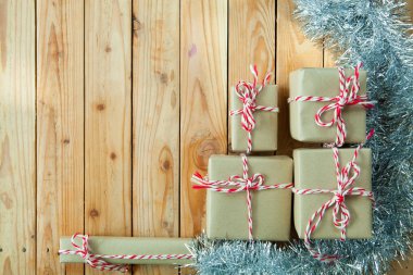 ahşap arka plan üzerinde küçük hediye kutuları