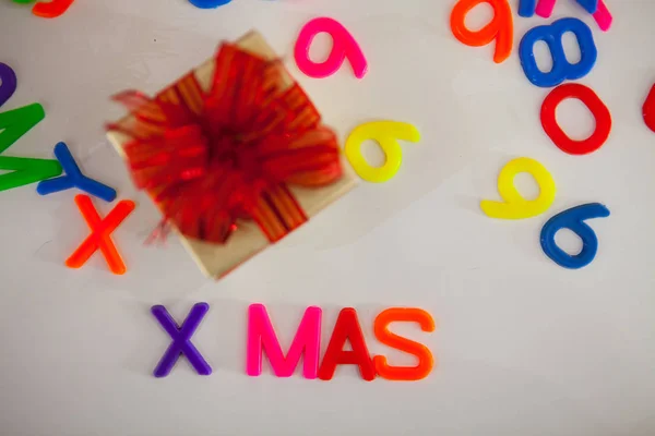 Małe pudełko i kolorowe abc alfabet drukowanymi literami z tworzywa sztucznego, — Zdjęcie stockowe